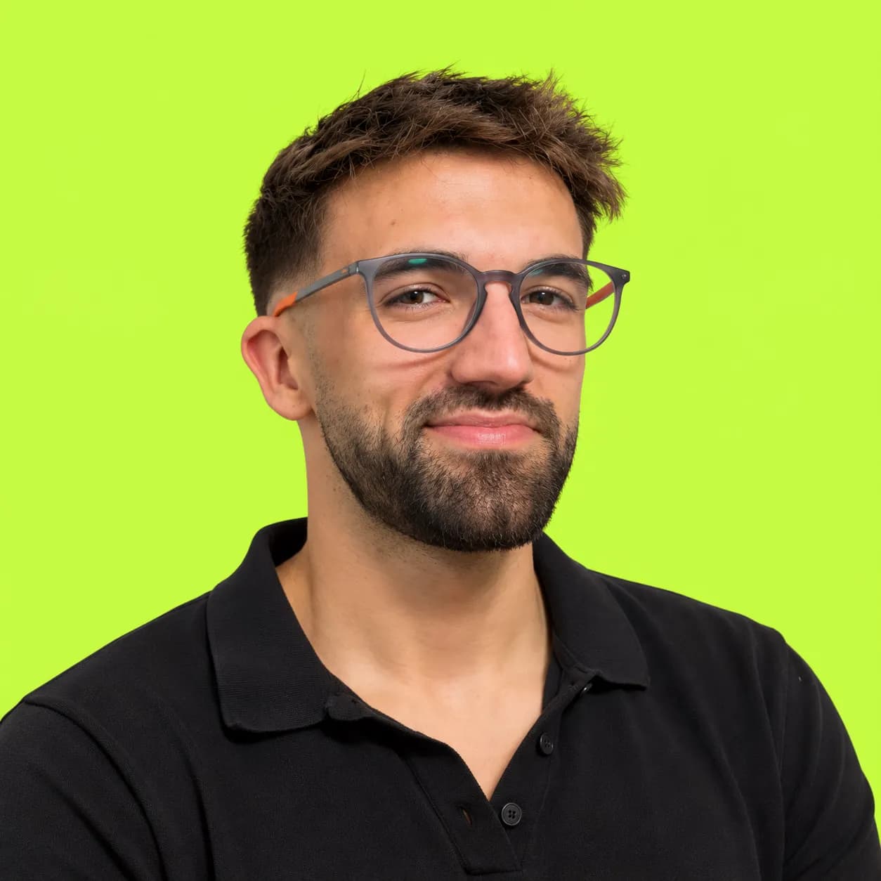 Javi Wiott, Mr Wiott, con gafas y polo negro sobre fondo verde